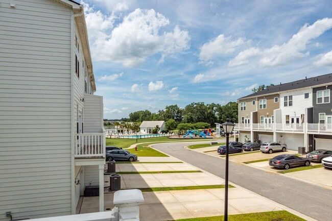 Building Photo - 4 Bedroom, 3.5 Bathroom Townhome in Foxbank Plantation - Moncks Corner