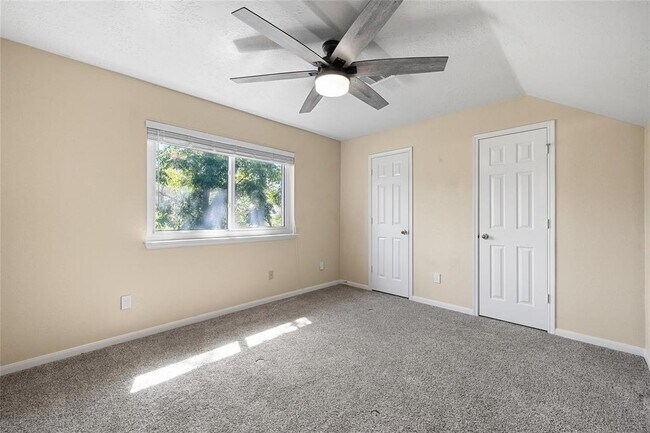 Building Photo - 2645 Lakeway Dr