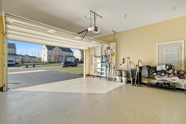 Building Photo - Elegant Single-Family Residence with Upscale Finishes in Amenity-Rich Community