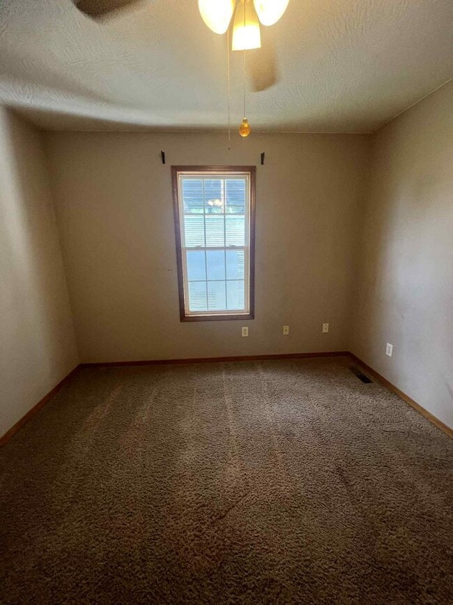 Building Photo - CARTHAGE: BEAUTIFUL 2,864 SQFT 5 BEDROOM /...