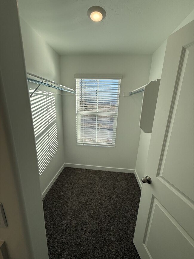 Building Photo - Beautiful Town Home in Salem, UT