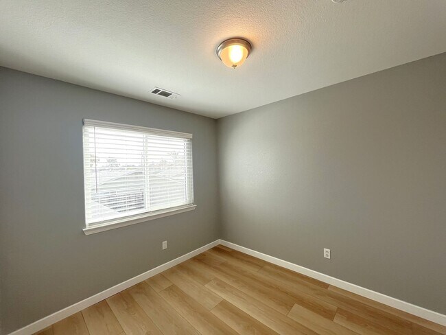 Building Photo - Beautifully Renovated Upstairs unit w/View...