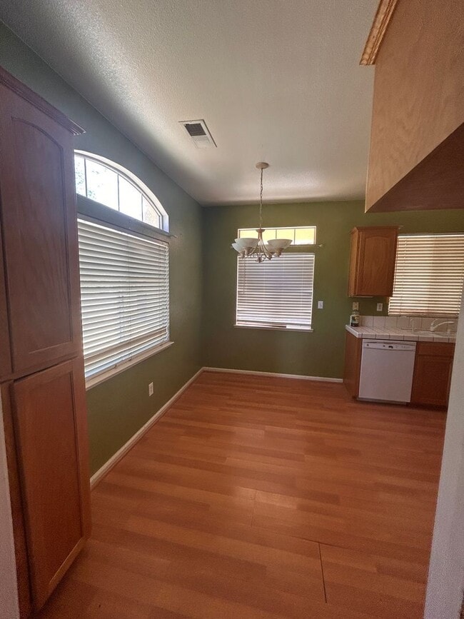 Building Photo - Open and spacious in Lemoore