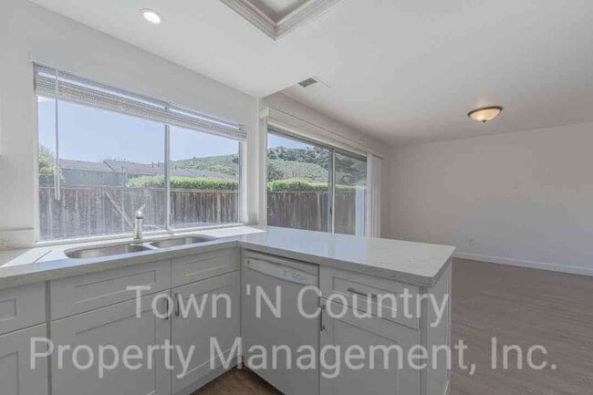 Building Photo - 3 Bedroom, 2 Bath Creekside Condo Available Now!