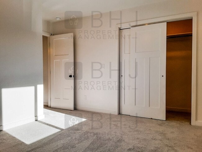 Building Photo - 2 BED/ 1.5 BATH TOWNHOME