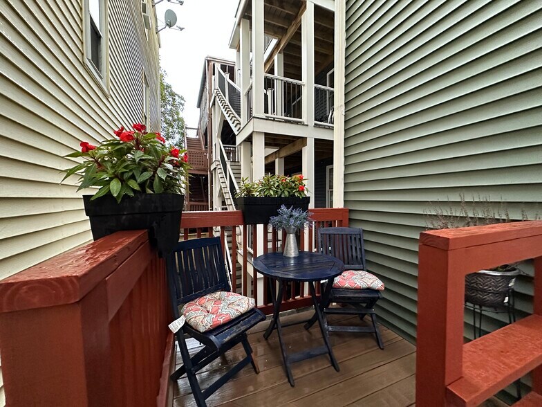 Building Photo - 2 Shelby St