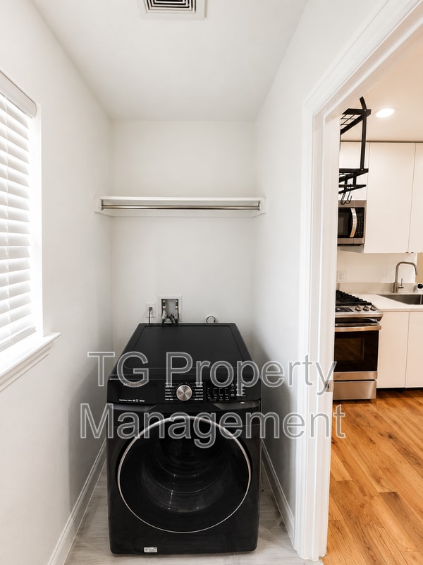 Building Photo - 3825 Dismount St