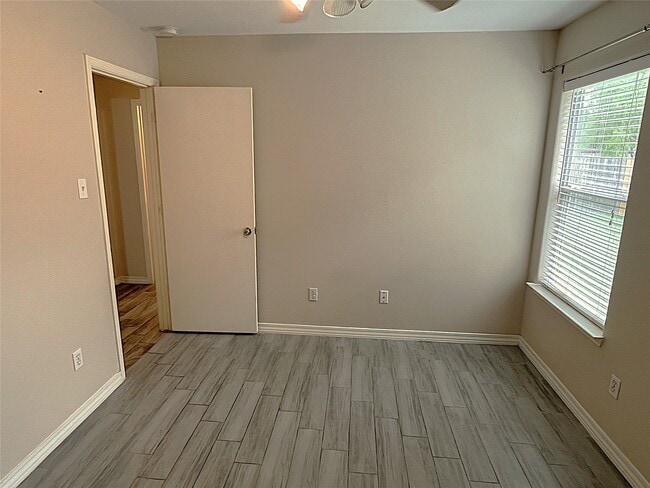 Building Photo - 2019 Pine Croft Dr