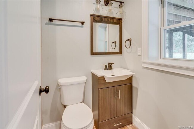 Building Photo - 8 Montfort Woods Rd