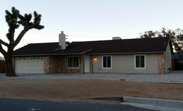 Building Photo - SUPER CUTE 3 BEDROOM HESPERIA HOME