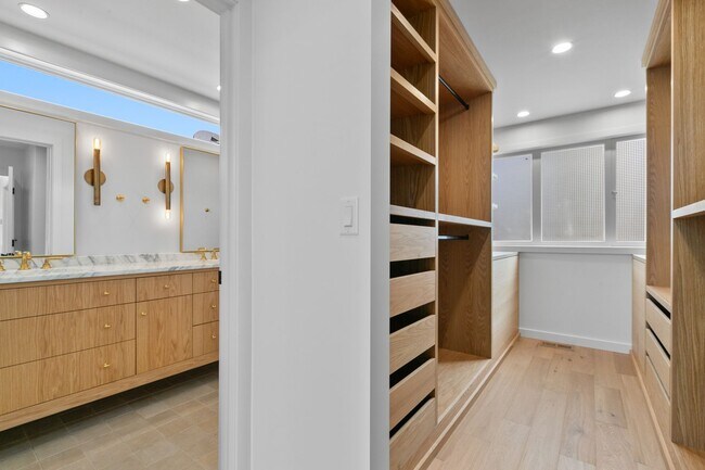 Building Photo - 3bd/2.5ba Seattle House