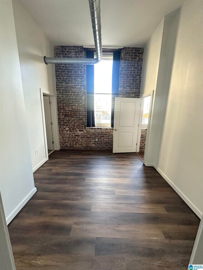 Building Photo - 2015 1st Ave N