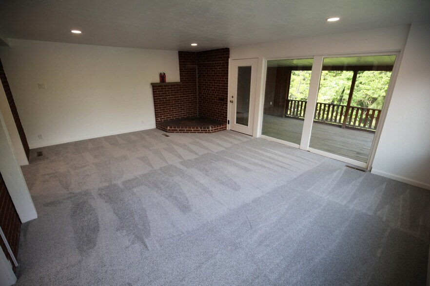 Family Room - 1213 Monongahela Blvd