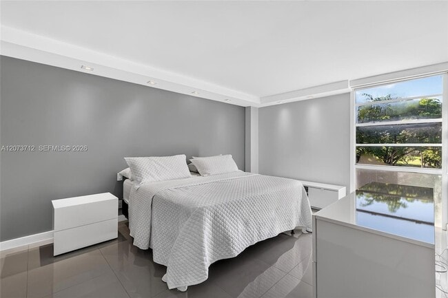 Building Photo - 3301 N Country Club Dr