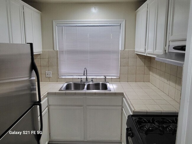 Building Photo - 2100 Cabrillo Ave