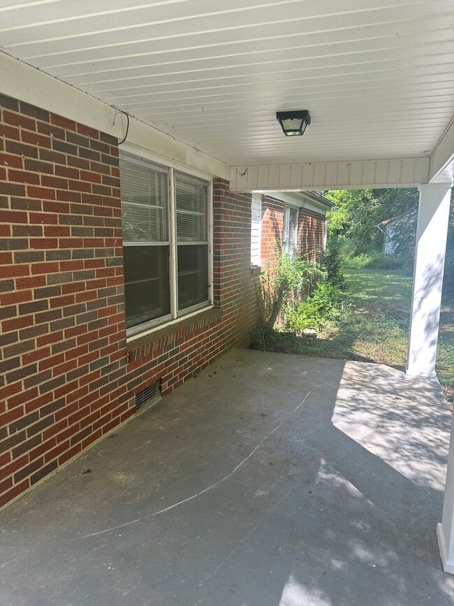 Building Photo - 4515 Skyline Dr