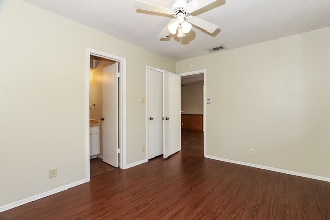 Building Photo - Rare Hill Country Gem | Upgraded Duplex on a Quiet Cul-de-Sac