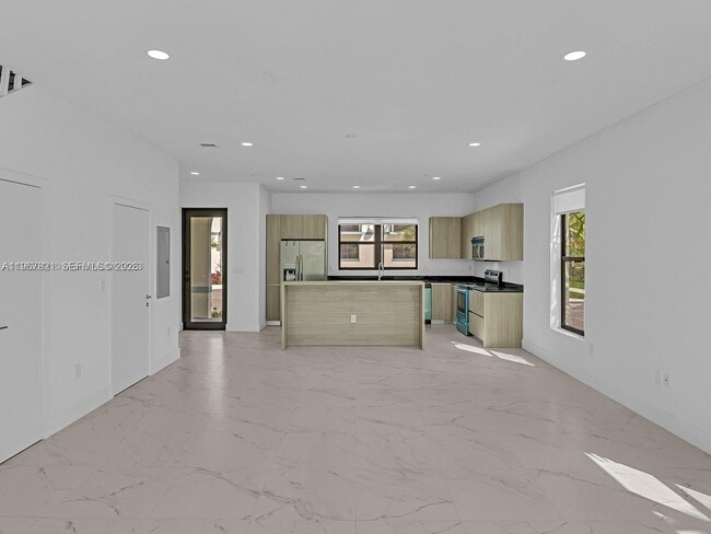 Building Photo - 6130 SW 36th Ct