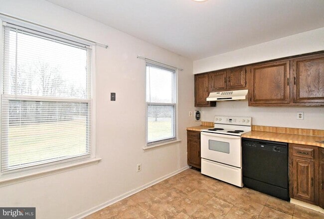 Building Photo - 592 Wrensong Rd