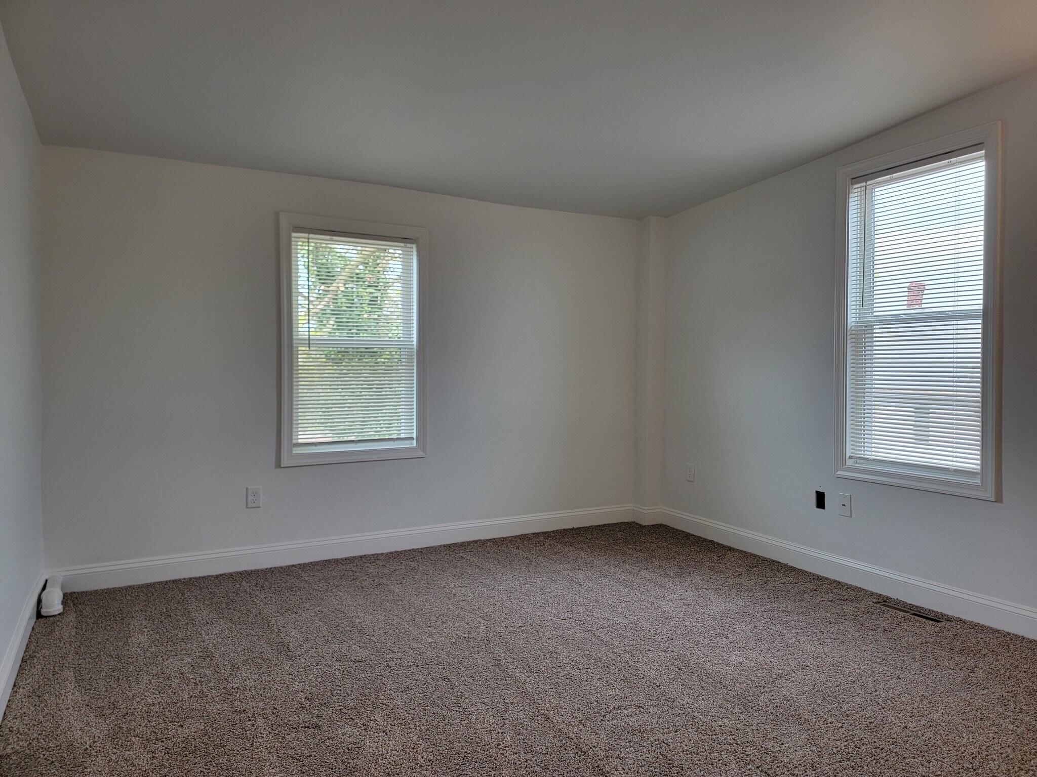 Building Photo - 113 E Chestnut St