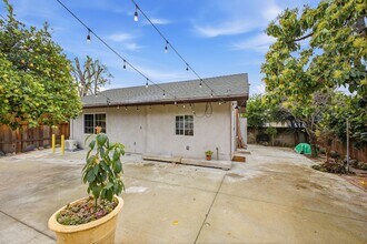 Building Photo - 2 Bedroom | 1 Bathroom | Private Back House