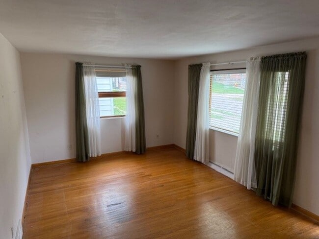 Building Photo - Charming 3 Bedroom Home with Fenced Yard &...