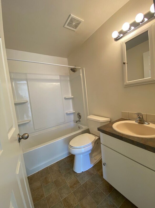 Building Photo - 2909-2911 E. 33rd Ave