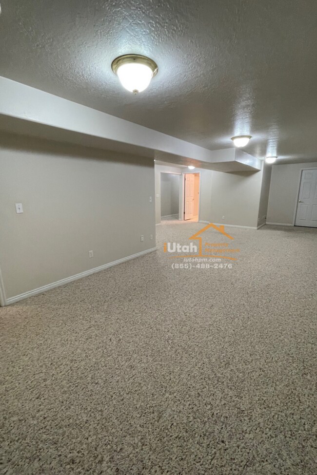 Building Photo - East Layton 6 Bdrm 3 Bth 2 car garage home.