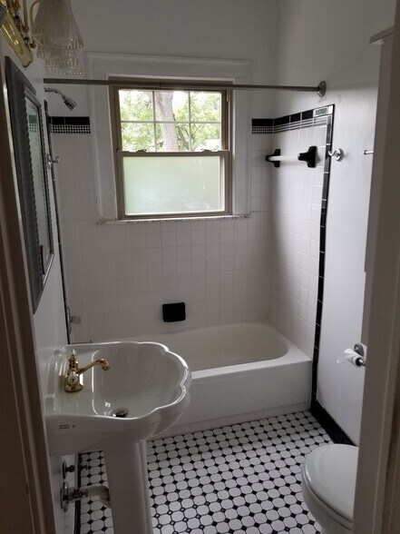 Building Photo - 2109 Village Dr