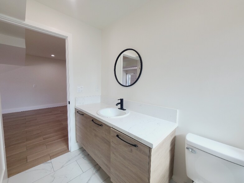 Building Photo - 9949 Pinewood Ave