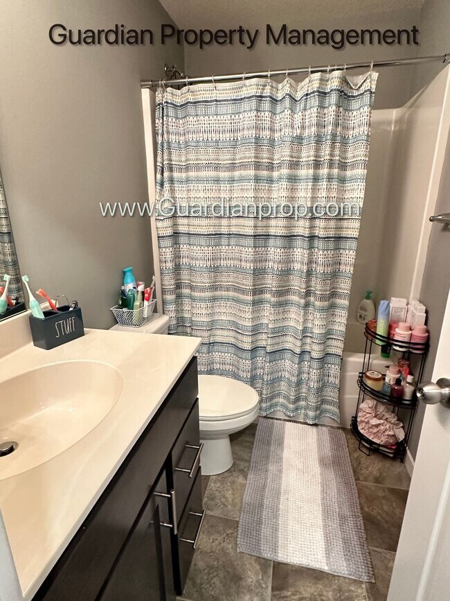 Building Photo - Champlin Town Home, Fireplace, 2 Car Garag...