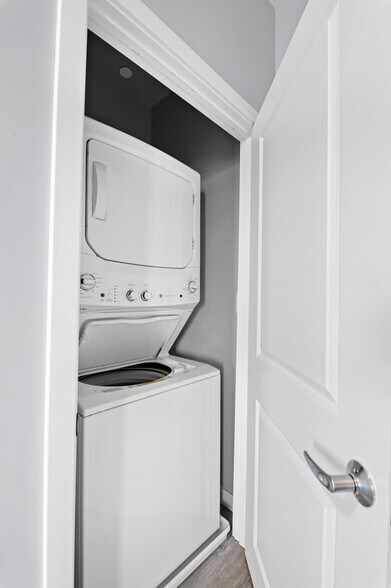 Building Photo - 95 Broadway-SI ID1240362P