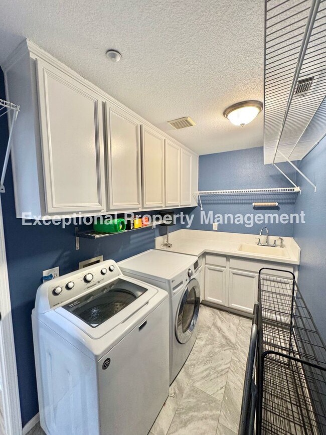 Building Photo - 14855 Hedge Row Ct