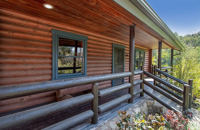 Building Photo - Ojai hideaway!