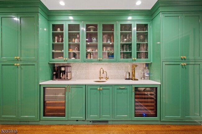 Building Photo - 655 Lake St