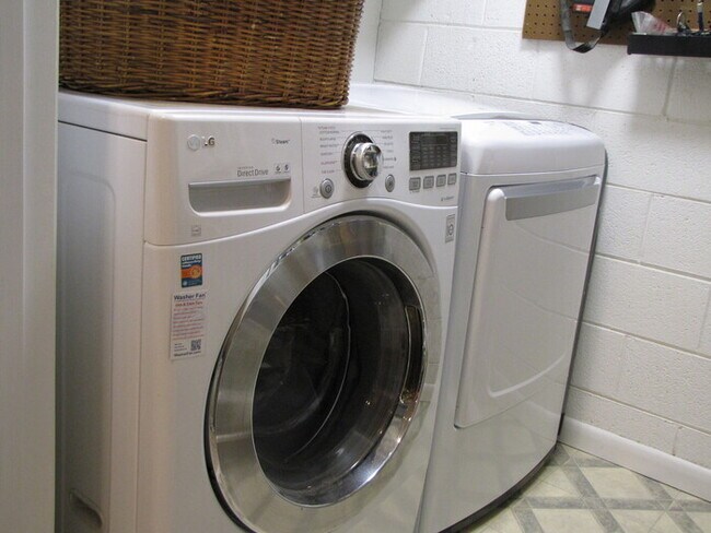 Building Photo - 2907 Elgin St