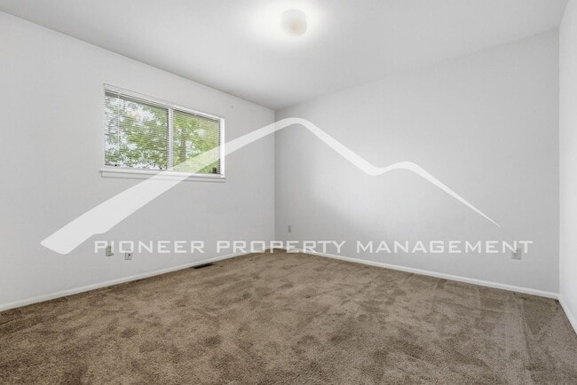 Building Photo - Charming 1/2 Duplex with Washer/Dryer!