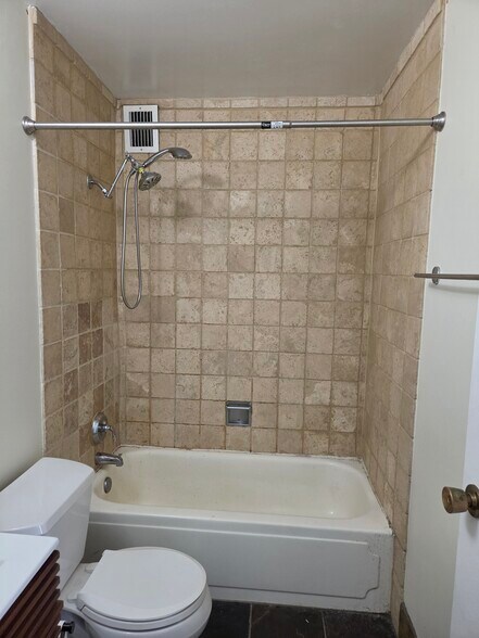 Building Photo - 444 W Fullerton Pky