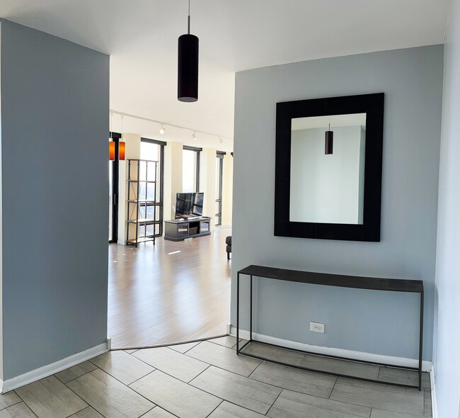 Building Photo - 1660 N La Salle Dr
