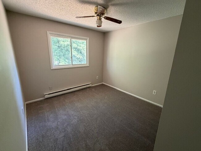 Building Photo - Mid Town 4 Bedroom!