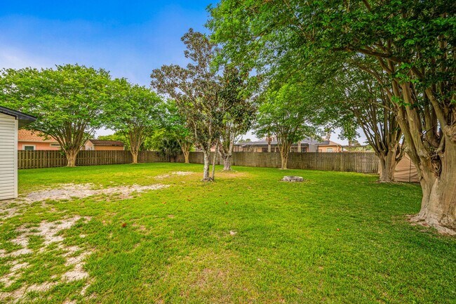 Building Photo - Stunning 4 bedroom with two bonus spaces, ...