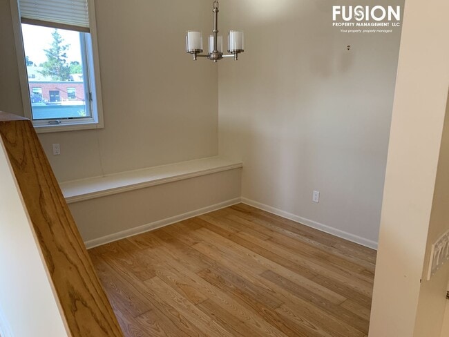 Building Photo - Top Floor Remolded Penthouse on College Street!