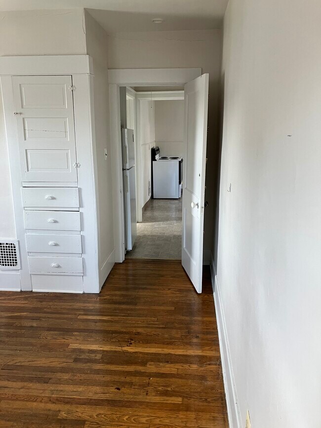 Building Photo - 55 E Hazeltine Ave