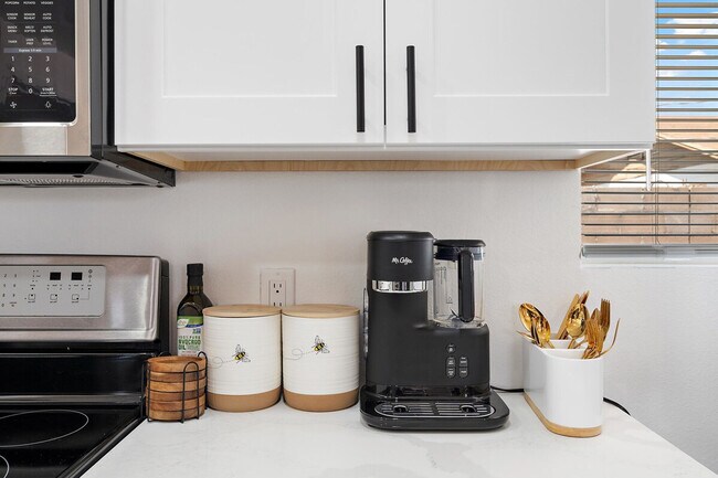 Building Photo - 2309 W Colter St