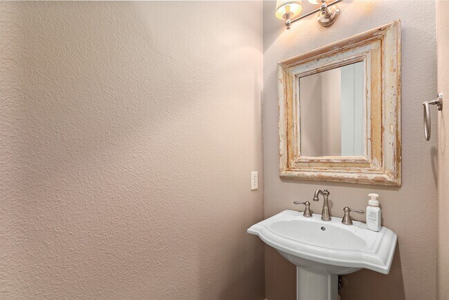 Building Photo - 17 Armand Shore Dr