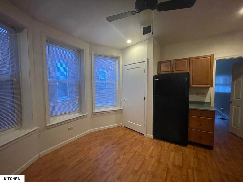 Beautiful Bay Windows - 513 1/2 W James St