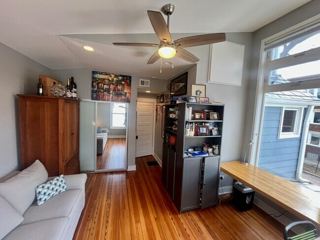 Building Photo - 3700 N Hermitage Ave