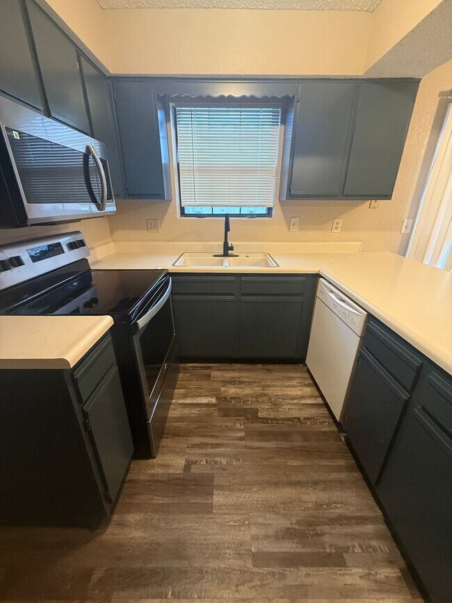 Building Photo - 708-710 SW 37th St Duplex