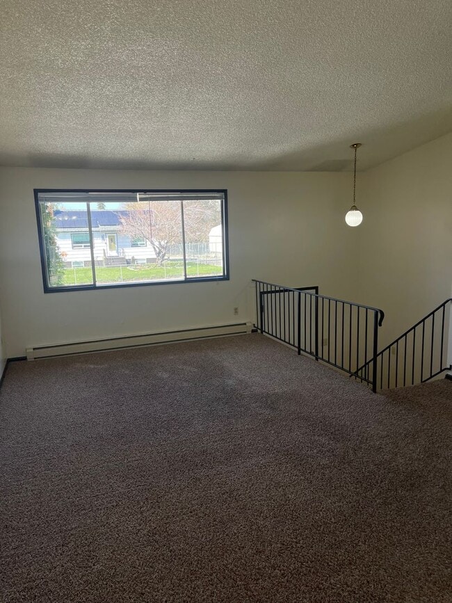 Building Photo - PENDING APPLICATION 2 Bedroom Duplex in Sp...