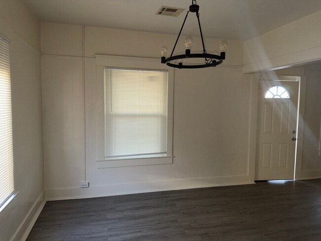 Building Photo - Remodeled 1 bedroom 1 bathroom with a den!